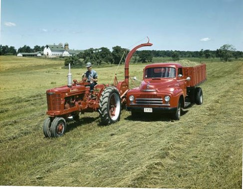 Трактор с силосоуборочным комбайном и грузовик (фото)